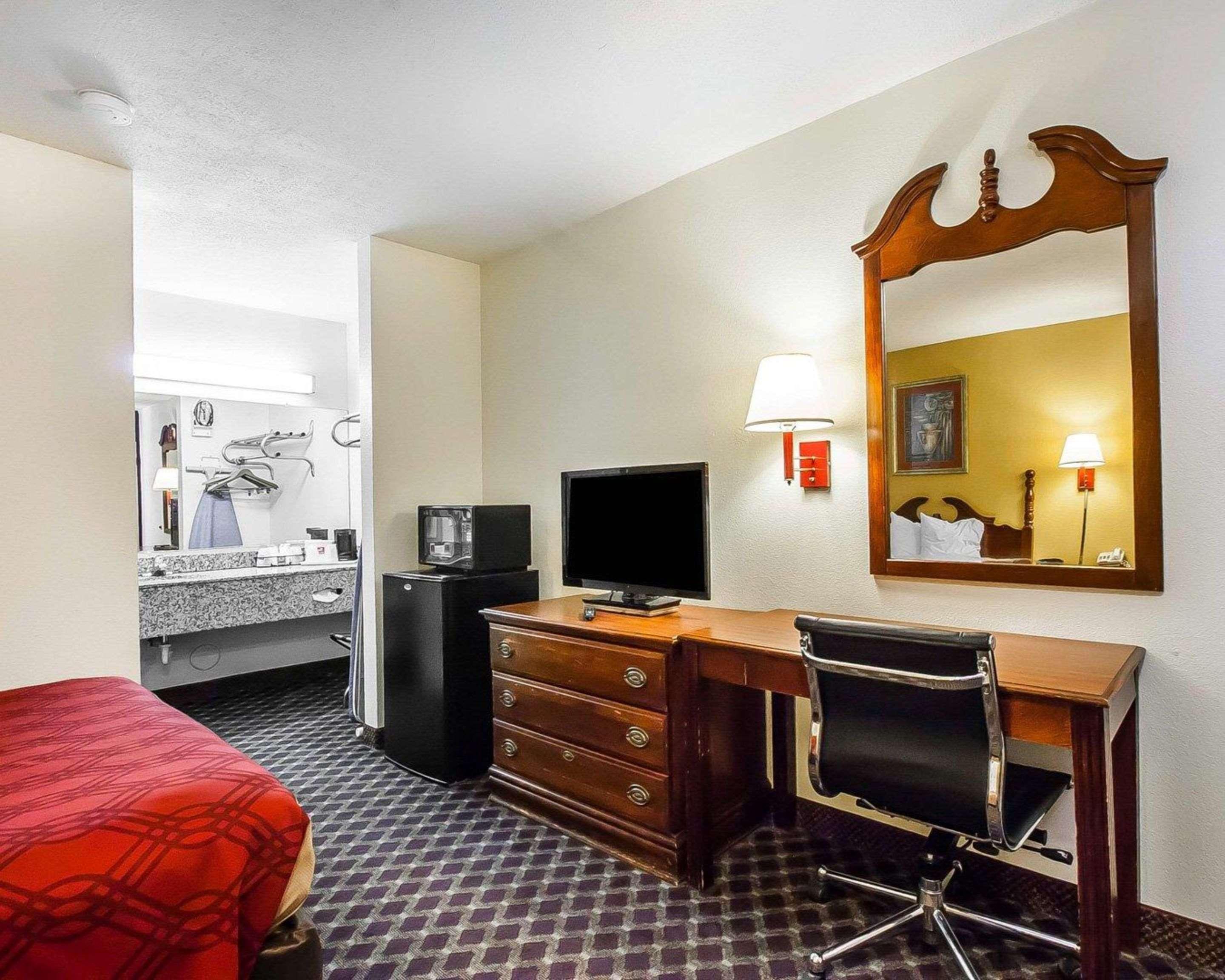 Econo Lodge *