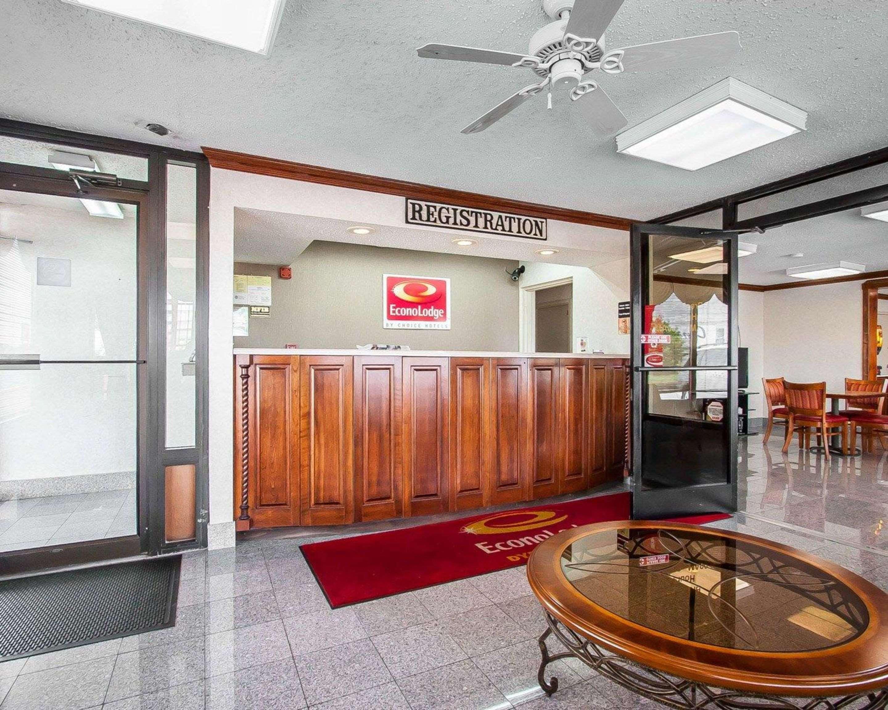 Econo Lodge *