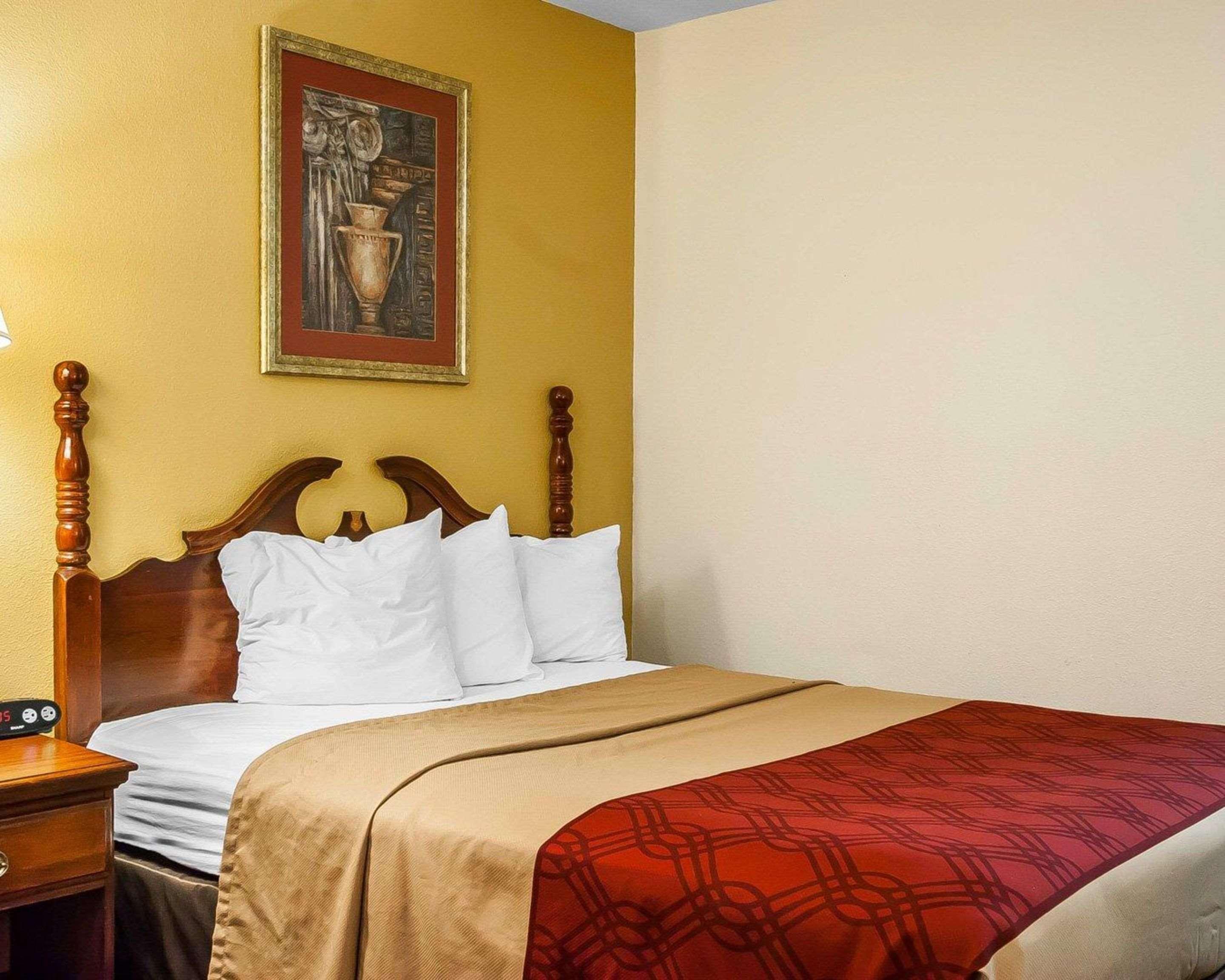 Econo Lodge *